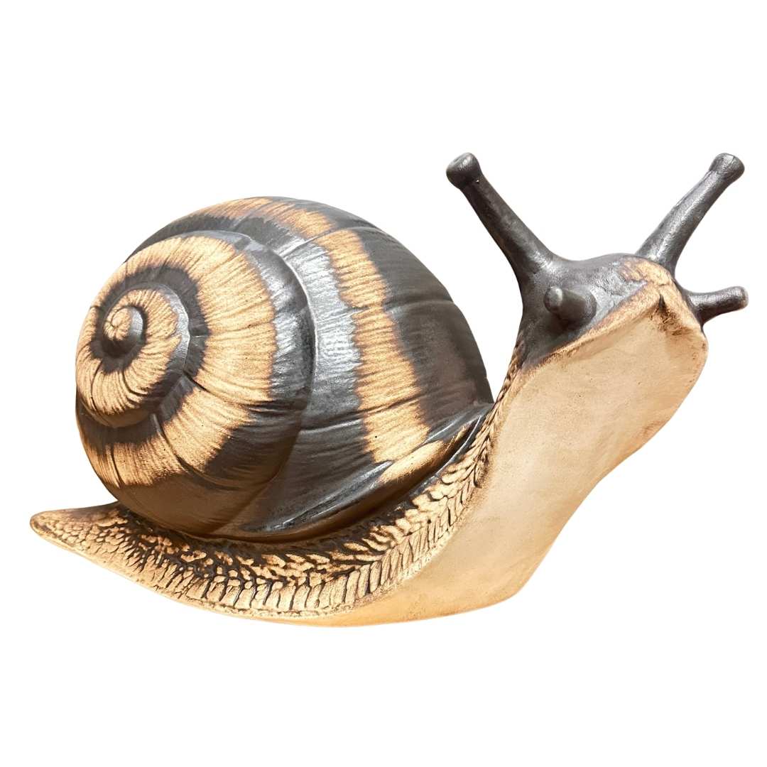 Keramický šnek v zahradě